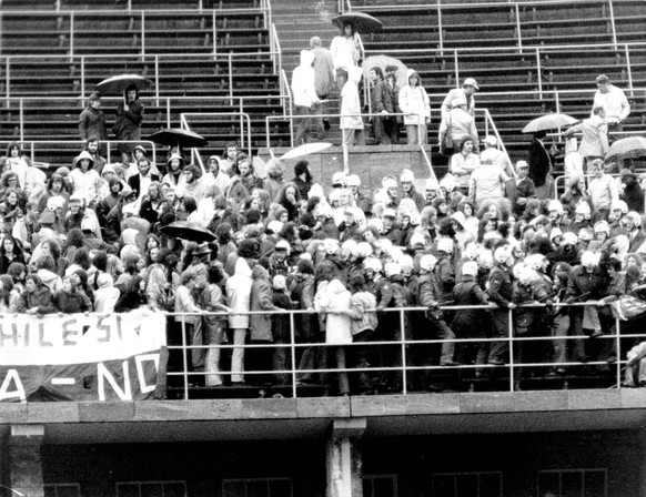 Fussballweltmeisterschaft in Deutschland 1. Finalrunde Gruppe 1 Chile - DDR 1:1 0:0 U.B.z. Demonstranten, die von der Polizei zurueckgedraengt werden. 18.06.1974 Berlin Olympiastadion - Deutschland ** ...