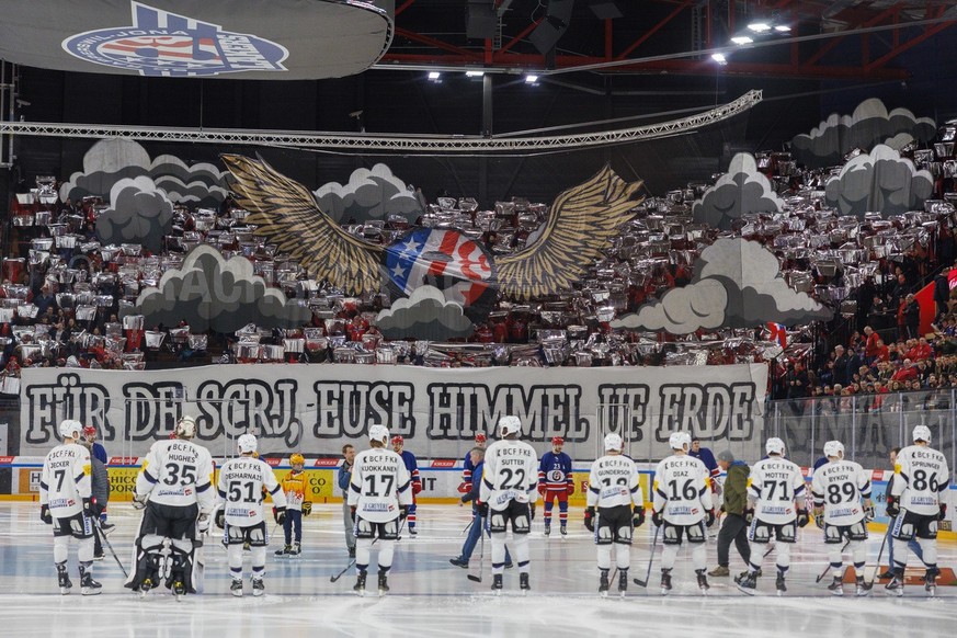 Die Fans der SC Rapperswil-Jona Lakers heissen ihr Team mit einer Choregrafie willkommen zum Eishockey-Meisterschaftsspiel der National League zwischen den SC Rapperswil-Jona Lakers und dem HC Fribour ...