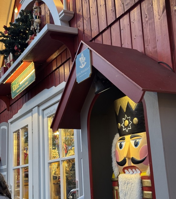 Envoyée flairer la magie de l’Avent outre Sarine, je m’attendais à trouver un marché comme tant d’autres: du kitsch, du vin chaud, trois stands de gadgets en plastique et basta. Sauf que non. Ce «Wien ...