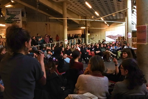 assemblée générale à la grève de l&#039;Unil