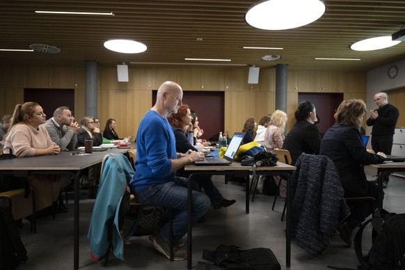 Thomas Rohner (blauer Pullover), Initiator CAS Wiederaufbau Urkaine, Teilnehmende des CAS folgen einem Referat von Prof. Viacheslav Trojan zum Thema Betonrecycling und Anwendung in der Ukraine, fotogr ...