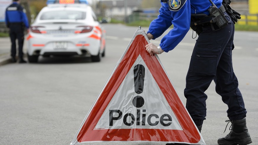 Un motocycliste perd la vie suite à une collision près d&#039;Avenches
Une patrouille de policier (gendarme) du corps de gendarmerie de la Police cantonale vaudoise place un panneau police proche d&#0 ...
