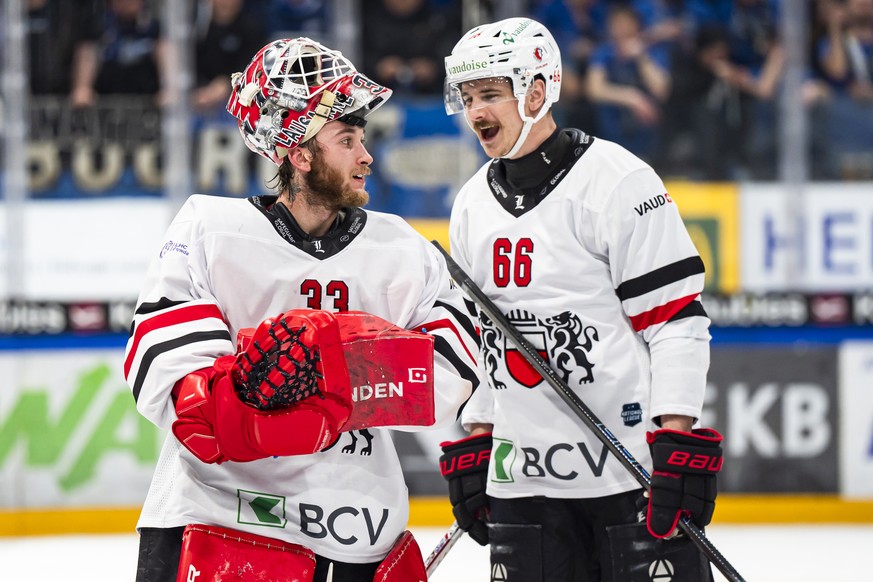 Torhueter Kevin Pasche (LHC), links, und Cedric Fiedler (LHC), rechts, nach dem sechsten Eishockey Playoff Halbfinalspiel der National League zwischen dem HC Fribourg-Gotteron (HCFG) und dem Lausanne  ...