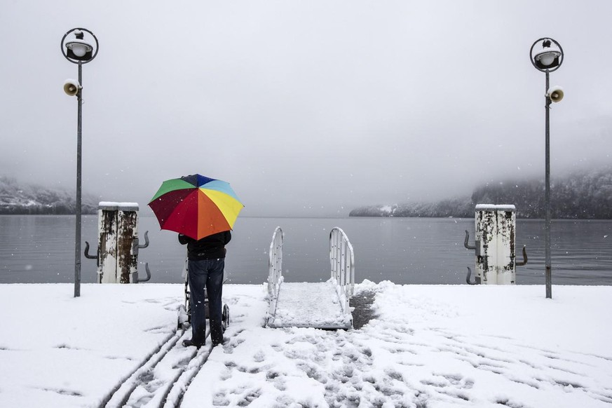 Un homme avec un parapluie à la gare maritime de Brunnen, le jeudi 4 avril 2019.