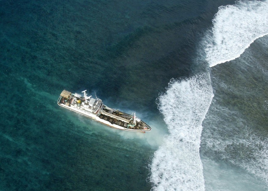 In this photo made available Sunday, April 15, 2007 by the Navy Visual News Service, a Taiwanese fishing vessel is shown stuck on a reef in the waters around the Solomon Islands on Friday, April 13, 2 ...