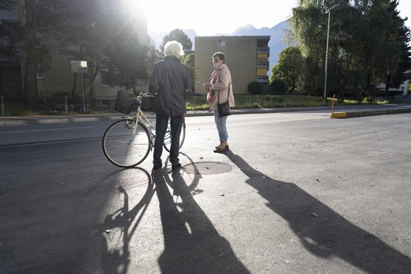 Eine Person uebergibt Margrit und Heinz Eberhard ein Fahrrad fuer das Projekt Velafrica, fotografiert am 25. September 2021 in Altdorf, Kanton Uri. Velafrica organisiert Velosammlungen, repariert die  ...