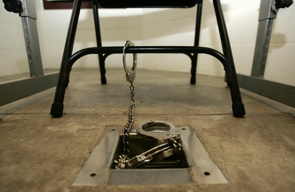 Un interrogatoire dans une salle du camp V de la prison de Guantanamo le 25 juin 2005.