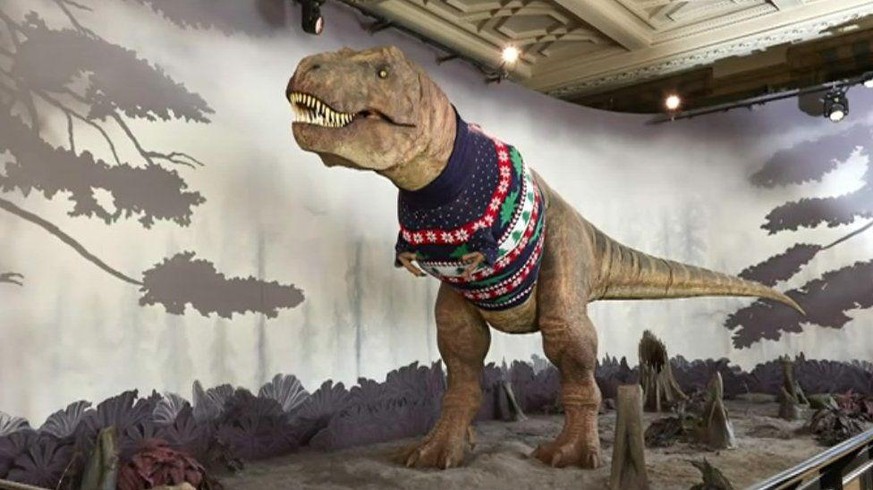 Au musée de Londres, le T-Rex a mis son plus beau pull de Noël