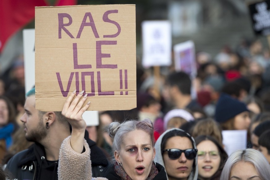 Une femme brandit une pancarte &quot;Ras le viol !!&quot; lors d&#039;une manifestation contre les violences sexistes et sexuelles ce samedi 23 novembre 2019 a Lausanne. La journee internationale pour ...