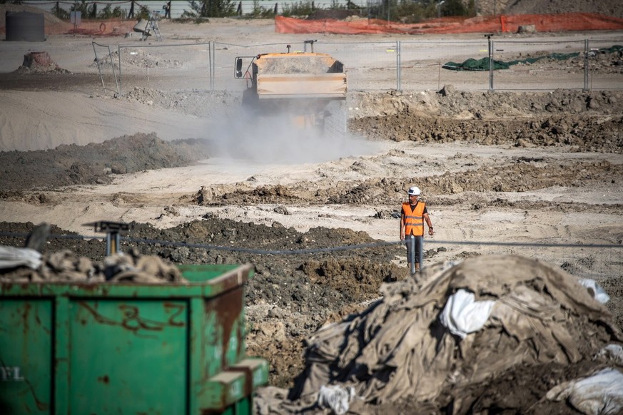 epa10125202 A worker at a Paris 2024 Olympics construction site that has been postponed due to soil pollution in Dugny, north of Paris, France, 12 August 2022 (issued 17 August 2022). Environmental ac ...