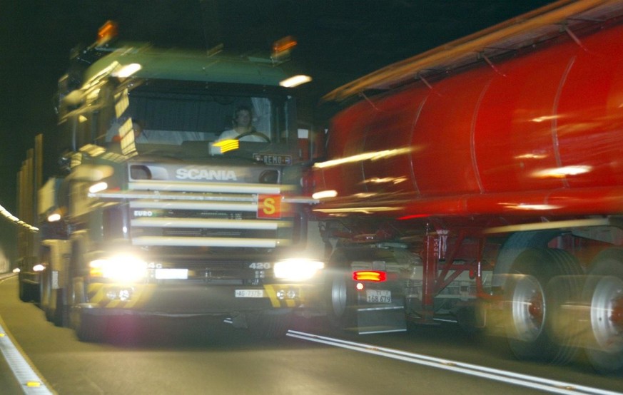 JAHRESRUECKBLICK 2002 - INLAND - SCHWERVERKEHR ERLAUBT: Lastwagen kreuzen sich am Dienstag, 1. Oktober 2002 im Gotthard Strassentunnel. Erstmals seit dem folgenschweren Unfall im Gotthardtunnel vom Ok ...