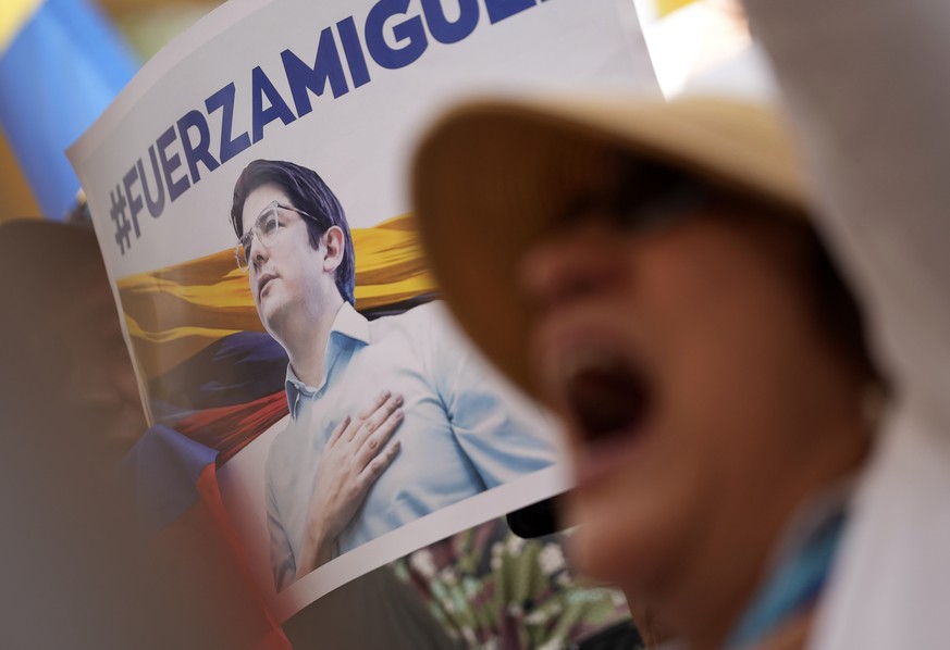 epa12293509 (FILE) - People take part in the &#039;March of Silence&#039; in Cali, Colombia, 15 June 2025 (reissued 11 August 2025). Colombian senator and presidential hopeful Miguel Uribe Turbay, die ...