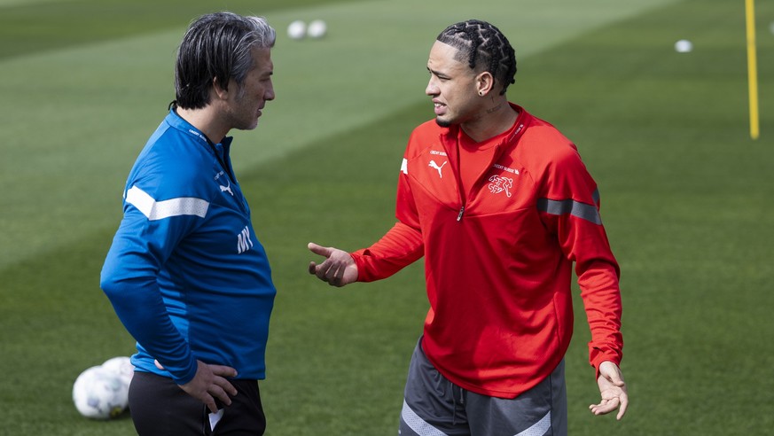 Chefcoach Murat Yakin, links, diskutiert mit Noah Okafor waehrend einem Training, am Dienstag, 19. Maerz 2024 in Cartagena, Spanien. Die Schweizer Fussball Nationalmannschaft befindet sich vom 18.3.20 ...