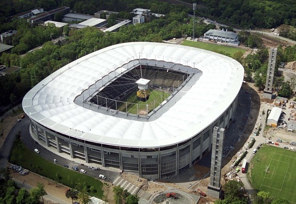 ARCHIV: Eine Luftaufnahme zeigt die Commerzbank-Arena in Frankfurt am Main (Foto vom 12.05.05). Das Stadion ist Austragungsstaette bei der Frauenfussball-Weltmeisterschaft, die vom 26. Juni bis 17. Ju ...