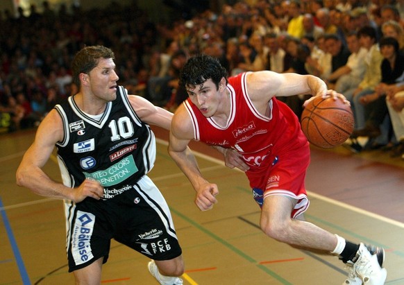 Cain Doliboa ( Boncourt droite) tente de passer Patrick Koller ce soir mercredi 13 mai 2003 a Boncourt lors du 2e match de la finale du championnat suisse de basket opposant le BC Boncourt a Fribourg  ...