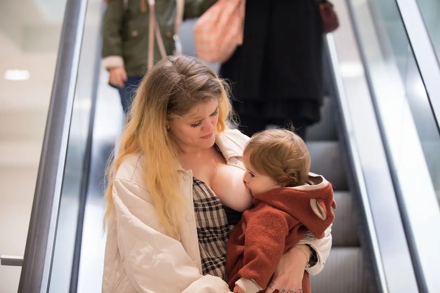 Une des images de Shuvaseesh Das: elles montrent des femmes en train d'allaiter leur bébé en public.
