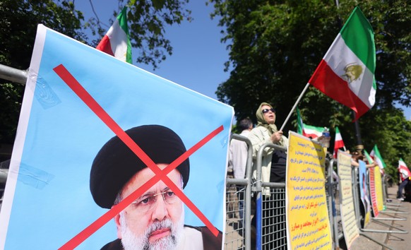 epa11355809 Protesters from the anti-government National Council of Resistance of Iran group react outside of the Embassy of Iran in London, Britain, 20 May 2024. Iran&#039;s President Ebrahim Raisi,  ...