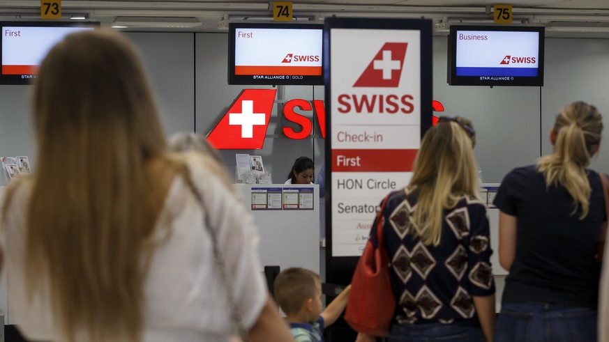 ARCHIVBILD ZUR PUBLIKATION DER VERKEHRSZAHLEN JANUAR 2017 DER AIRLINE SWISS, AM DONNERSTAG, 09. FEBRUAR 2017 ---- Passengers wait in front of the checkin counter of the Swiss International Air Lines a ...