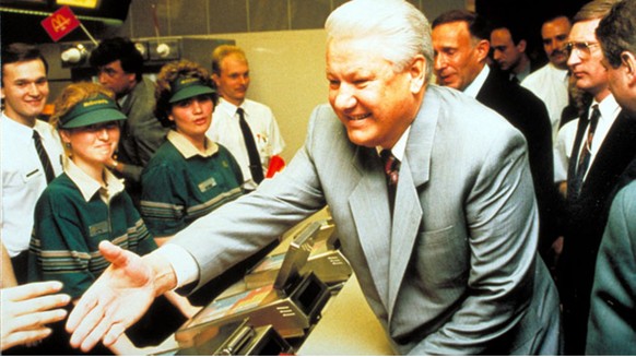 Boris Eltsine serre des mains lors de la première ouverture d'un McDonald's en Russie.