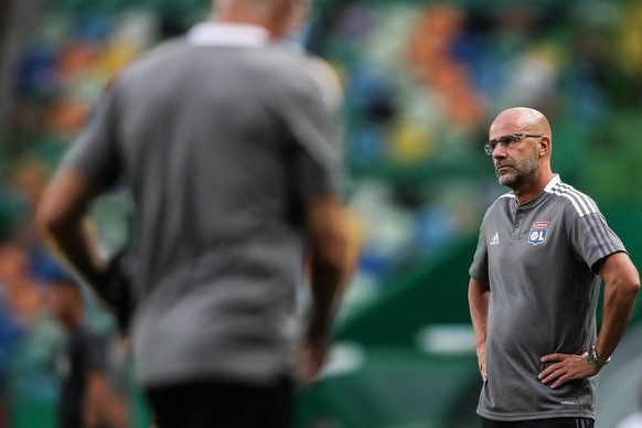 epa09365543 Lyon&#039;s head coach Peter Bosz (R) reacts during the Cinco Violinos (Five Violins) trophy soccer match against Sporting, at Alvalade Stadium, in Lisbon Portugal, 25 July 2021. EPA/MARIO ...