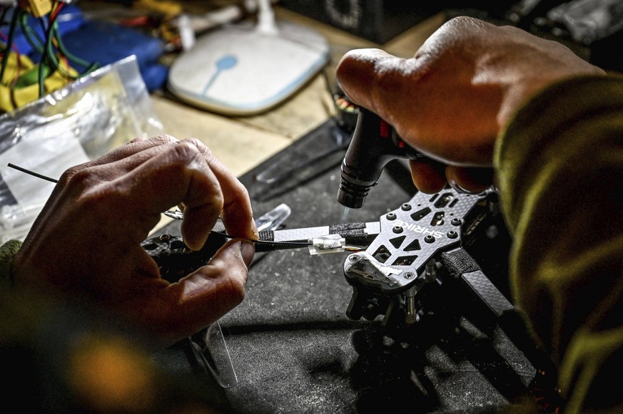 Ukraine: cet étudiant et son prof fabriquent des drones. Cet étudiant et son prof fabriquent des drones pour les soldats ukrainiens