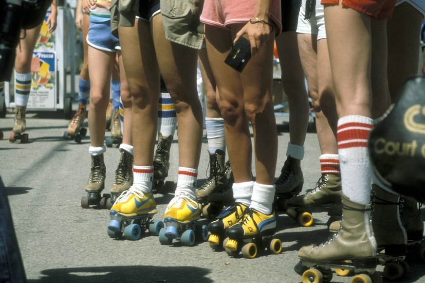Bildnummer 52369081 Datum 01061984 Copyright imagoSven SimonRollschuhfahrerinnen am Venice Beach in Los Angeles Personen Krperteile Symbolfoto 1984 USA Los Angeles LA LA Kalifornien Frau Frauen Rollsc ...