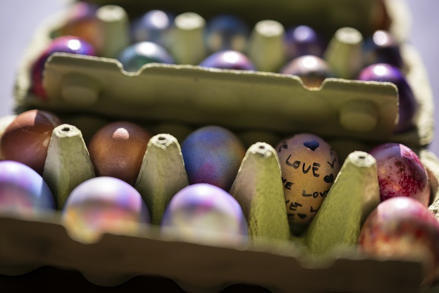 Eine Schachtel mit verzierten Eiern steht auf einem Tisch, beim traditionellen Eiertuetschen, am Ostersonntag, 5. April 2026 in Bern (KEYSTONE/Anthony Anex)
