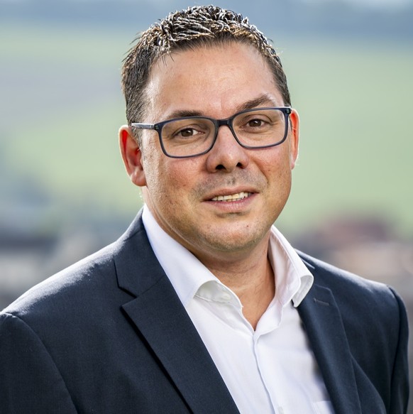 Stephane Theurillat, candidat pour le parti Le Centre, pour l'election complementaire au Gouvernement du canton du Jura pose le dimanche 22 septembre 2024 a Porrentruy. Le Centre Jura a choisi le ...