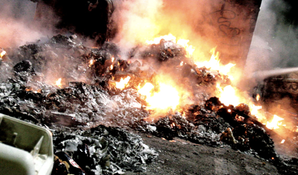 Des déchets incendiés dans la «terre des feux».