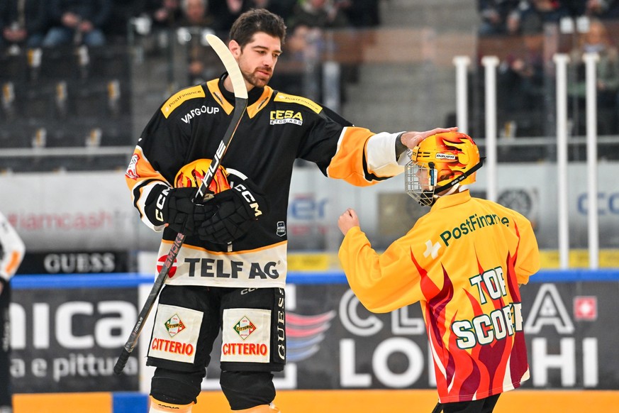 PostFinance Top Scorer Zach Sanford (HCL) receives his helmet from the Top Scorer kid, during the regular season National League game between HC Lugano and EHC Kloten at the ice stadium Cornèr Arena i ...