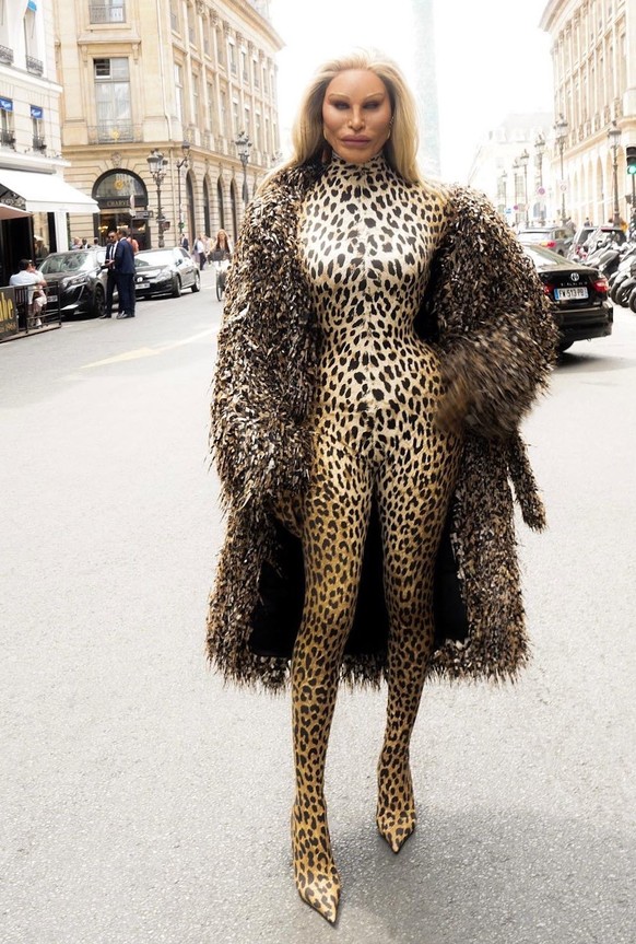 Alexis Stone dans la peau de Jocelyne Wildenstein à Paris lors du défilé Balenciaga.