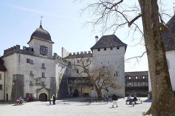 The courtyard of Lenzburg Castle with the east bastion, palas and tower, pictured in Lenzburg in the Canton of Aargau, Switzerland, on April 8, 2015. (KEYSTONE/Gaetan Bally)

Innenhof des Schlosses Le ...