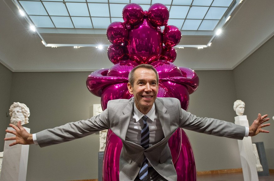 epa04561378 (FILE) A picture dated 19 June 2012 shows US artist Jeff Koons standing in front of his sculpture &amp;#039;Balloon Venus&amp;#039; displayed at Liebighaus in Frankfurt Main, Germany. Jeff ...