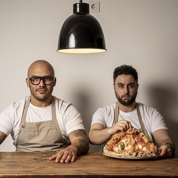 Rafa Panatieri et Jorge Sastre préparent la meilleure pizza de Barcelone.