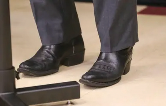 Son choix de chaussures a alimenté les spéculations selon lesquelles le gouverneur aspire à des sommets plus élevés que ce que la nature lui a fourni.