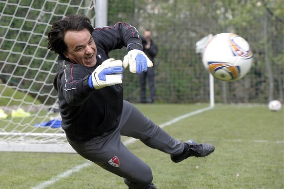 Christian Constantin, president du FC Sion a defie son joueur Geoffroy Serey Die au tir au but ce mercredi 18 avril 2012 apres l&#039;entrainement du club a Martigny. L&#039;ivoirien a droit a 20 tirs ...