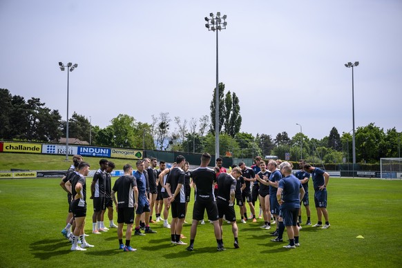 «Prêts pour un p'tit jeu du mouchoir, les gars?»