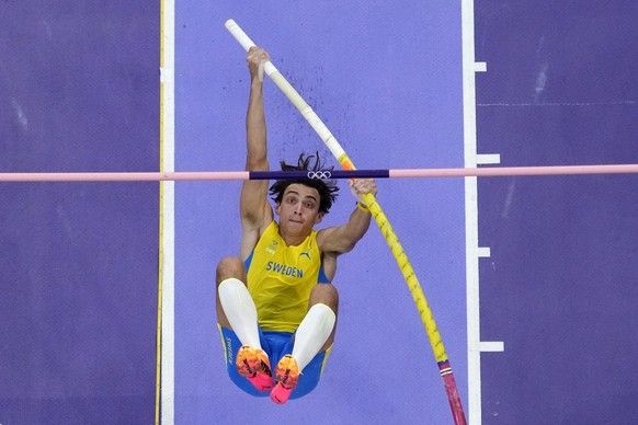 Armand Duplantis, of Sweden, competes in the men&#039;s pole vault final at the 2024 Summer Olympics, Monday, Aug. 5, 2024, in Saint-Denis, France. (AP Photo/David J. Phillip)