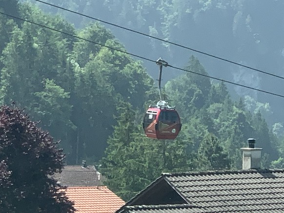 Une cabine passant sur le toit d0un particulier dans le quartier de Chaudalla.