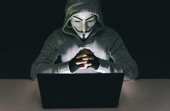 anonymous en face de l&#039;ordinateur