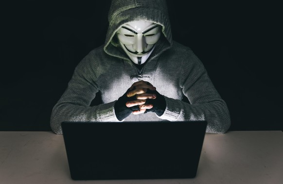 anonymous en face de l'ordinateur