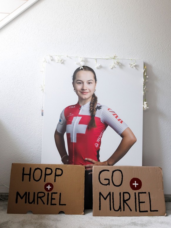 Des photos et des panneaux en carton ornent la chambre de Muriel Furrer.