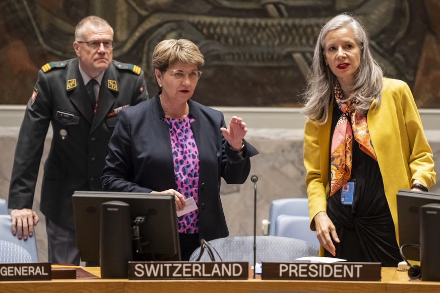 Claudia Banz, of Switzerland, Administrative Director of the UN Security Council UNSC, right, introduces Viola Amherd, Swiss Federal Councillor and Defense minister, center, and Colonel Marc-Alain Str ...