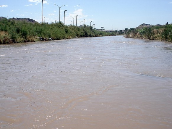 Der Rio Grande zwischen El Paso (USA, links) und Ciudad Juárez (Mexiko, rechts). Von hier bis zum Golf von Mexiko bildet er die Grenze zwischen den USA und Mexiko.
https://de.wikipedia.org/wiki/Rio_Gr ...