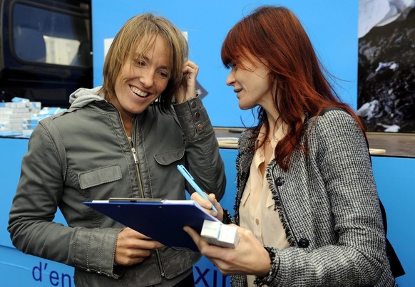 epa02951420 Belgian former world tennis number one and goodwill ambassador of UNICEF, Justine Henin (L) and Belgian singer and goodwill ambassador of UNICEF, Axelle Red (R) at the launch of a Unicef c ...