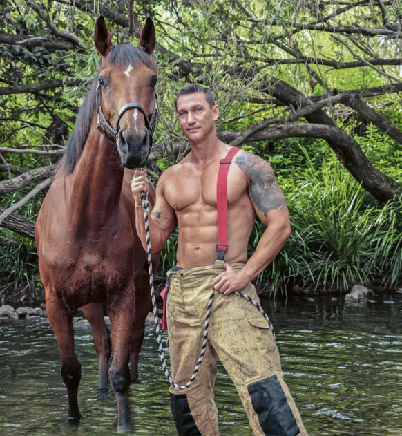 pompier australien avec un cheval