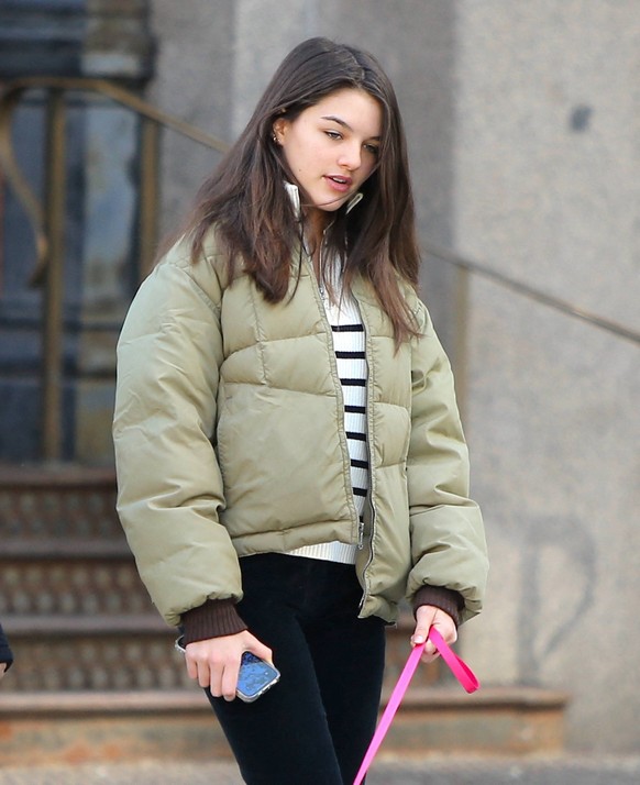 Suri Cruise Walking Her New Puppy - NYC Suri Cruise walking her new puppy with a friend in Soho, New York City, NY, USA on March 14, 2022. Photo by Dylan Travis/ABACAPRESS.COM New York City NY United  ...