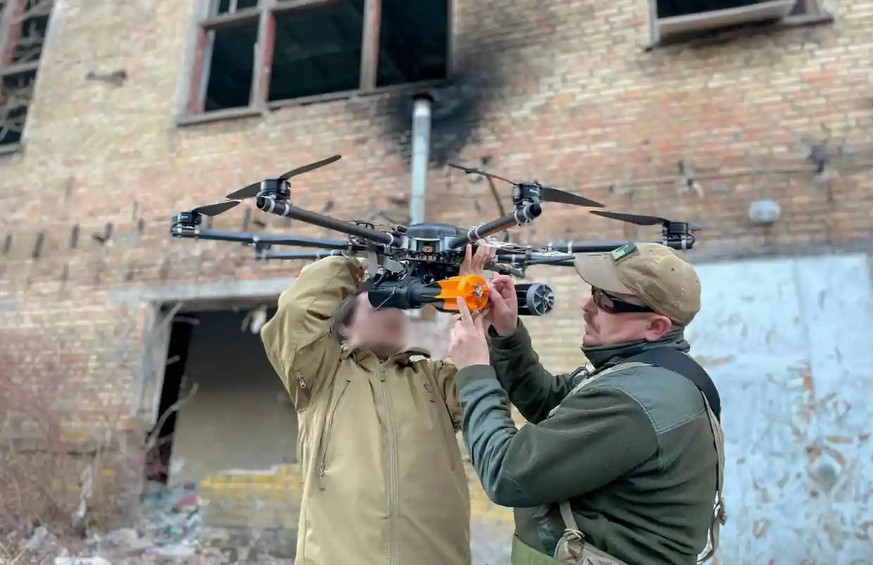 Eine bewaffnete Drohne wird von der Aerorozvidka-Einheit in Betrieb genommen.