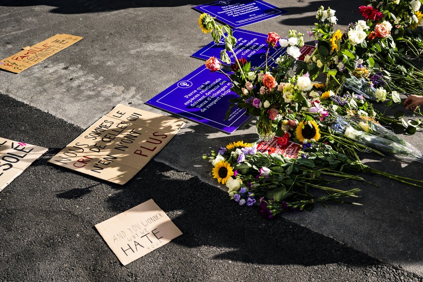 Des fleurs sont visibles en hommage aux victimes lors d'un rassemblement avec des personnes et le collectif Greve feministe Fribourg, apres le feminicide et l'infanticide de Givisiez le merc ...