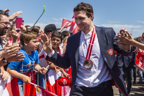 Switzerland&amp;#039;s ice hockey team with Nino Niederreiter arrives and is welcomed by fans at Zurich airport in Kloten, Switzerland, Monday, May 21, 2018. Switzerland won the silver medal at the II ...